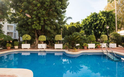 Atria: Piscina, Propiedad, Bienes Raíces, Ocio, Edificio, Árbol, Agua, Vacaciones, Casa, Recurso