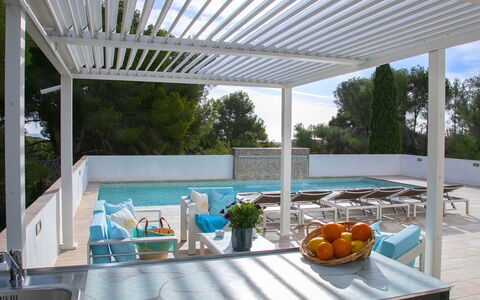 Nelli: Piscina, Mueble Para Exteriores, Mueble, Recurso, Sombra, Silla, Material Compuesto, Pérgola, Eco Hotel, Estructura Al Aire Libre