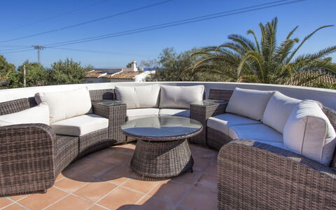 Villa del Maestro: Mueble, Mimbre, Propiedad, Mesa De Café, Patio, Mesa, Sofá Cama, Bienes Raíces, Casa, Habitación