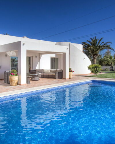 Villa del Maestro: Propiedad, Piscina, Casa, Bienes Raíces, Edificio, Casa, Villa, Arquitectura, Barrio Residencial, Inmuebles