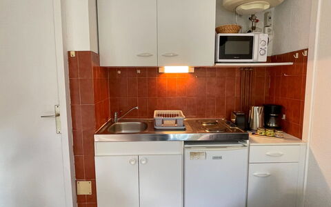 Le Cabestan: Gabinetes, Mostrador, Propiedad, Aparato De Cocina, Fregadero, Estufa De Cocina, Edificio, Electrodoméstico, Cocina, Madera
