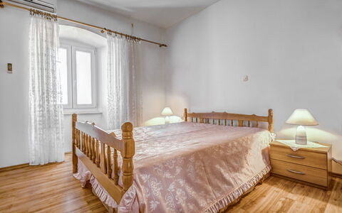Branko: Mueble, Propiedad, Ventana, Comodidad, Edificio, Marco De La Cama, Madera, Textil, Cama