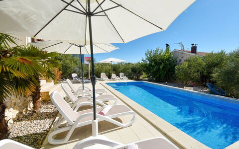 Villa Malu Sun i: Agua, Planta, Propiedad, Edificio, Mueble, Piscina, Sombra, Mueble Para Exteriores, Árbol, Paraguas