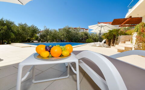 Malu Sun Ii: Cielo, Mesa, Ligero, Planta, Comida, Edificio, Azur, Árbol, Mueble Para Exteriores, Sombra