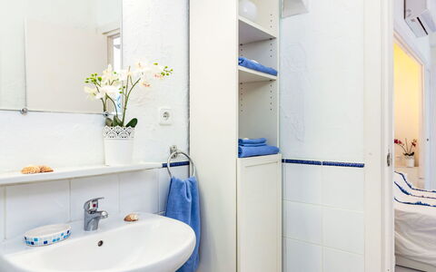 Neptune: Piso, Diseño De Interiores, Arreglo De Tubería, Baño, Suelo, Lavabo Del Baño, Habitación, Lavabo, Plomería, Grifo