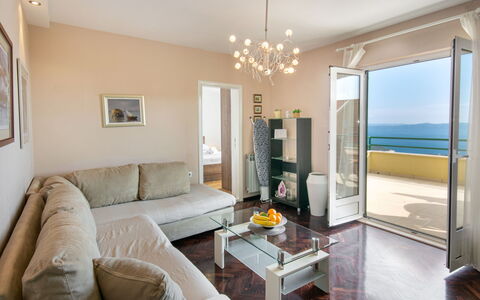 Drago: Sofá, Propiedad, Mueble, Mesa, Marco, Encendiendo, Sala, Diseño De Interiores, Suelo, Pared