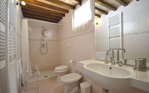 Villa Il Palazzone: Baño, Propiedad, Habitación, Diseño De Interiores, Edificio, Arquitectura, Bienes Raíces, Loseta, Arreglo De Tubería, Casa