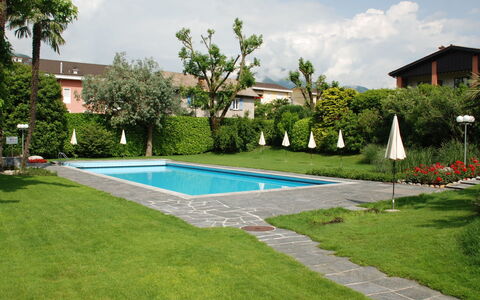 Sabrina App. 006: Piscina, Propiedad, Hierba, Barrio Residencial, Patio Interior, Yarda, Bienes Raíces, Casa, Césped, Edificio