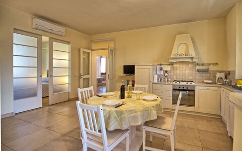 Casa Rossa: Mueble, Propiedad, Gabinetes, Mesa, Mostrador, Madera, Cocina, Diseño De Interiores, Aparato De Cocina, Piso