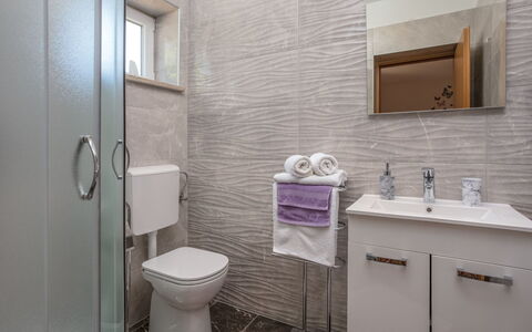 Legović: Espejo, Arreglo De Tubería, Lavabo, Propiedad, Fotografía, Grifo, Lavabo Del Baño, Mueble De Baño, Baño, Púrpura