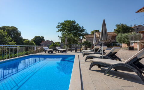 Legović: Piscina, Propiedad, Bienes Raíces, Ocio, Edificio, Vacaciones, Casa, Recurso, Casa, Inmuebles