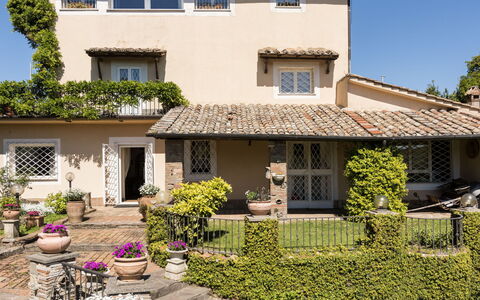 Rocca di Papa 102: Ventana, Casa, Casa, Barrio Residencial, Arbusto, Techo, Puerta, Cabaña, Jardín