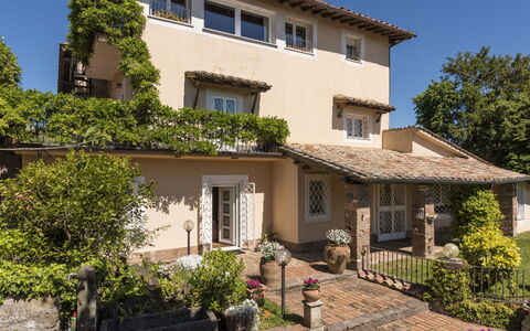 Rocca di Papa 102: Ventana, Casa, Barrio Residencial, Casa, Arbusto, Techo, Puerta, Cabaña, Balcón