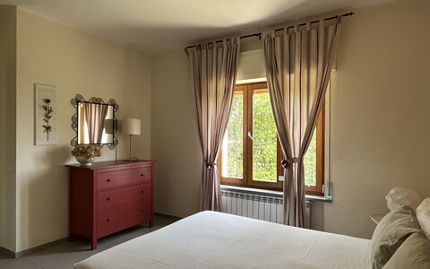 Gli Appartamenti Di Manuela: Mueble, Propiedad, Gabinetes, Comodidad, Madera, Ventana, Sombra, Encendiendo, Textil, Marco De La Cama