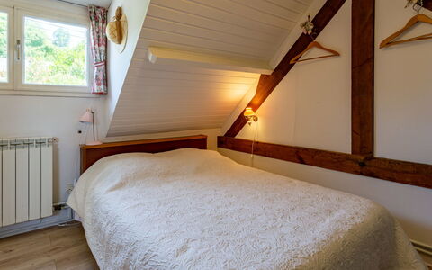 Petit Champ: Propiedad, Edificio, Ventana, Comodidad, Madera, Marco De La Cama, Sombra, Piso, Cama