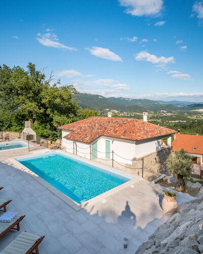 Lapis: Nube, Cielo, Tiempo De Día, Propiedad, Edificio, Azul, Azur, Árbol, Casa, Piscina