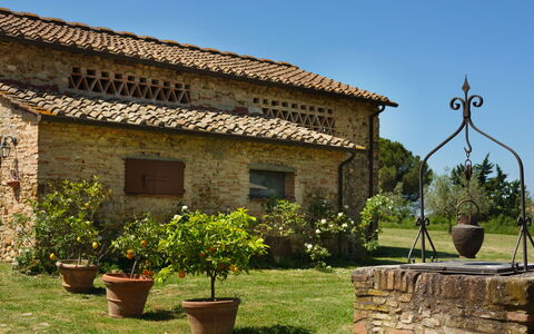 Pozzo Dei Desideri: Planta, Cielo, Edificio, Propiedad, Ventana, Maceta, El Terreno Del Lote, Luz De La Calle, Casa, Hierba