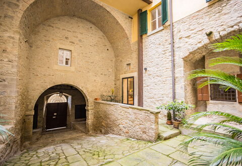 Appartamento La Corte: Planta, Verde, Edificio, Ladrillo, Ventana, Puerta, Bienes Raíces, Planta Terrestre, Fachada, Enladrillado