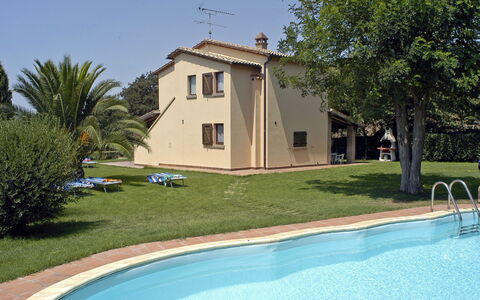 Poderino: Propiedad, Casa, Piscina, Edificio, Bienes Raíces, Casa, Villa, Inmuebles, Barrio Residencial, Casa De Campo