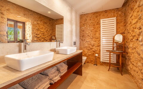 Can Toni: Arreglo De Tubería, Lavabo Del Baño, Piso, Pared, Baño, Lavabo, Diseño De Interiores, Madera, Suelo, Grifo