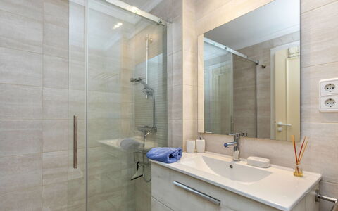 Cala Montero i: Baño, Arreglo De Tubería, Piso, Suelo, Diseño De Interiores, Lavabo Del Baño, Lavabo, Mueble De Baño, Espejo, Grifo