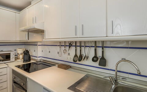 Cala Montero i: Cocina, Mostrador, Aparato De Cocina, Electrodoméstico, Piso, Diseño De Interiores, Gabinetes, Fregadero, Arreglo De Tubería, Lavabo