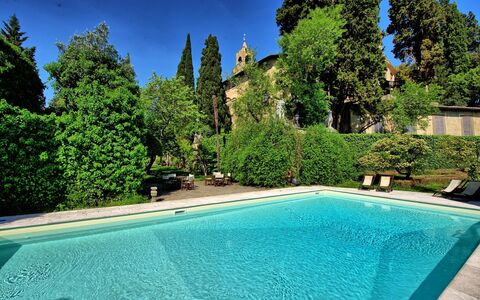 Montegufoni: Piscina, Propiedad, Paisaje Natural, Bienes Raíces, Hierba, Casa, Agua, Inmuebles, Árbol, Ocio