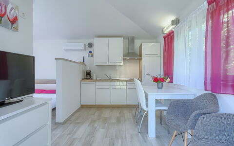 Lucija: Propiedad, Habitación, Diseño De Interiores, Mueble, Edificio, Suelo, Casa, Arquitectura, Bienes Raíces, Cocina