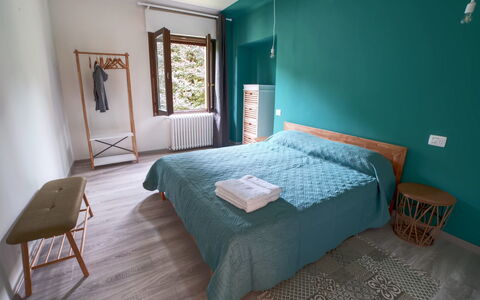 La Furnaseta: Habitación, Cama, Mueble, Habitación, Propiedad, Sábana, Azul, Marco De La Cama, Verde, Diseño De Interiores