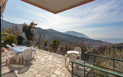 Villa Pia Con Piscina a Recco: Propiedad, Cielo, Bienes Raíces, Montaña, Casa, Edificio, Casa, Habitación, Inmuebles, Vacaciones