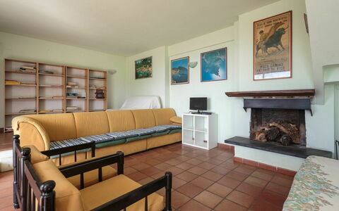Villa Pia Con Piscina a Recco: Sofá, Marco, Mueble, Mesa, Diseño De Interiores, Arquitectura, Madera, Sofá Cama, Sala, Suelo
