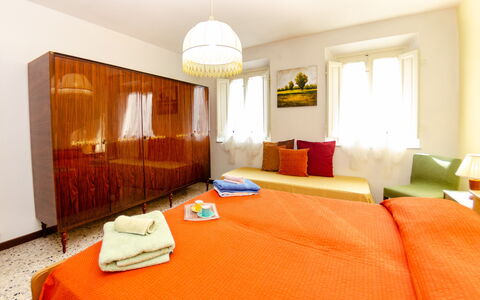 La Piccola Margherita: Habitación, Habitación, Mueble, Propiedad, Cama, Diseño De Interiores, Naranja, Sábana, Suite, Edificio