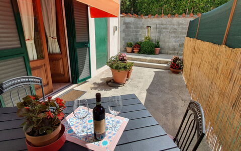 La Piccola Margherita: Propiedad, Casa, Habitación, Patio Interior, Edificio, Patio, Casa, Bienes Raíces, Maceta, Yarda