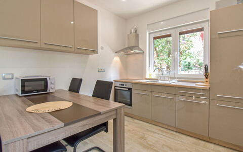 Romina: Mueble, Cocina, Mostrador, Aparato De Cocina, Diseño De Interiores, Gabinetes, Piso, Madera, Electrodoméstico, Suelo