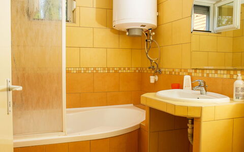 Vilma: Espejo, Grifo, Bañera, Arreglo De Tubería, Propiedad, Lavabo, Edificio, Planta, Lavabo Del Baño, Ligero