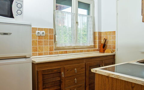 Vilma: Gabinetes, Mueble, Mueble De Baño, Ventana, Edificio, Blanco, Mostrador, Madera, Arreglo De Tubería, Diseño De Interiores