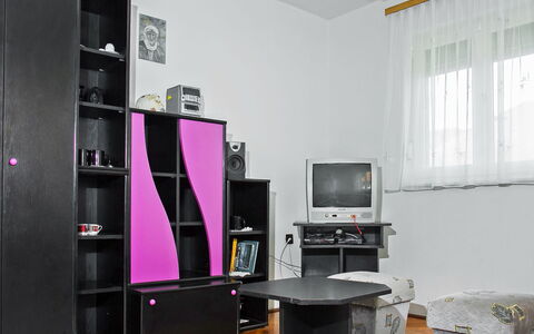 Vilma: Propiedad, Gabinetes, Mueble, Escritorio De Computadora, Púrpura, Ventana, Diseño De Interiores, Edificio