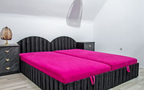 Vilma: Mueble, Comodidad, Marco De La Cama, Rectángulo, Textil, Púrpura, Edificio, Encendiendo, Madera, Diseño De Interiores
