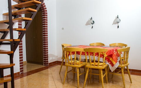 Vilma: Mesa, Mueble, Propiedad, Silla, Madera, Edificio, Diseño De Interiores, Suelo, Piso, Madera Dura