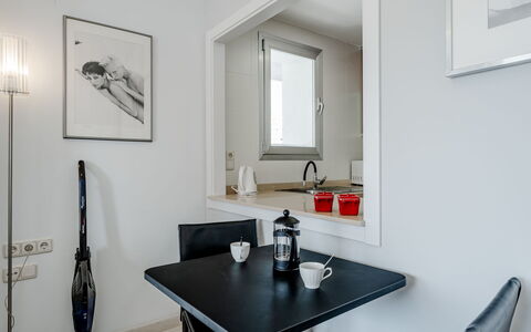 Entremares: Mueble, Diseño De Interiores, Piso, Habitación, Suelo, Encendiendo, Mesa, Techo, Casa, Silla