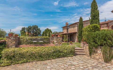 Villa Dell'angelo: Propiedad, Cielo, Pared, Casa, Edificio, Bienes Raíces, Árbol, Nube, Casa, Barrio Residencial