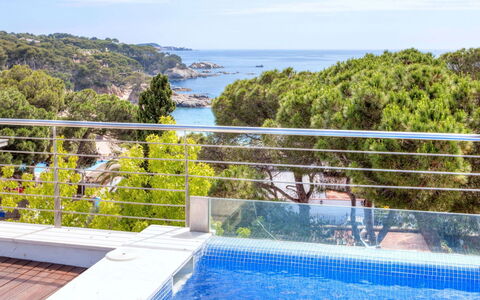 Crystal: Agua, Cielo, Planta, Propiedad, Piscina, Nube, Edificio, Naturaleza, Azur, Cerca