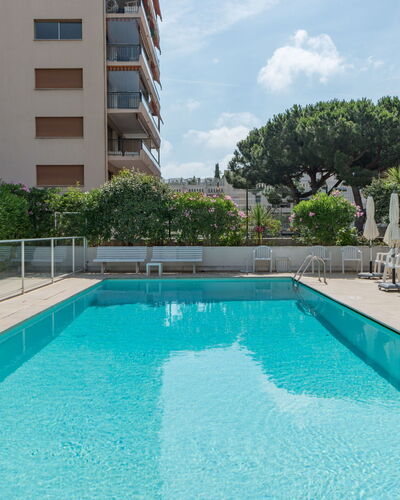 Villa Schneider: Propiedad, Piscina, Edificio, Bienes Raíces, Condominio, Departamento, Barrio Residencial, Casa, Ocio, Arquitectura