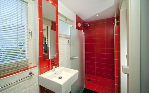 Bungalowpark Landsrade: Rojo, Arreglo De Tubería, Diseño De Interiores, Baño, Piso, Suelo, Lavabo Del Baño, Lavabo, Plomería, Grifo