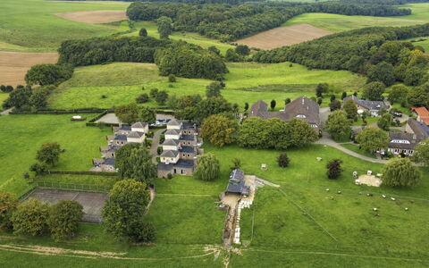 Bungalowpark Landsrade: Árbol, Hierba, Paisaje, Casa, Barrio Residencial, Llanura, Pradera, Casa, Área Rural, El Terreno Del Lote
