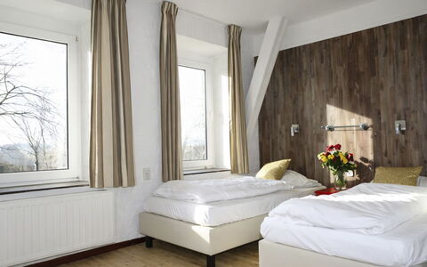 Bungalowpark Landsrade: Cama, Habitación, Madera, Mueble, Lecho, Diseño De Interiores, Sábana, Marco De La Cama, Suelo, Piso