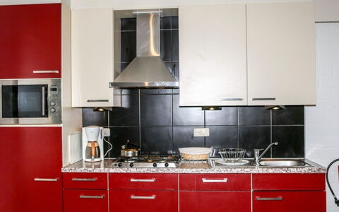 Bungalowpark Landsrade: Cocina, Aparato De Cocina, Electrodoméstico, Gabinetes, Mostrador, Estufa De Cocina, Piso, Estufa, Mueble, Alacena