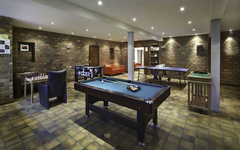 Bungalowpark Landsrade: Mesa, Mueble, Propiedad, Mesa De Billar, Sala De Billar, Piscina, Billar, Edificio, Salón De Recreo
