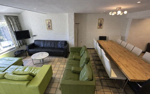 Bungalowpark Landsrade: Mueble, Diseño De Interiores, Piso, Suelo, Sofá, Madera, Mesa, Techo, Sala, Habitación