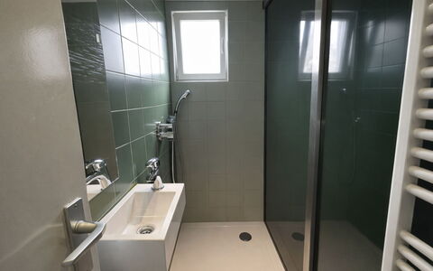 Bungalowpark Landsrade: Baño, Arreglo De Tubería, Piso, Suelo, Diseño De Interiores, Plomería, Grifo, Lavabo Del Baño, Lavabo, Baño